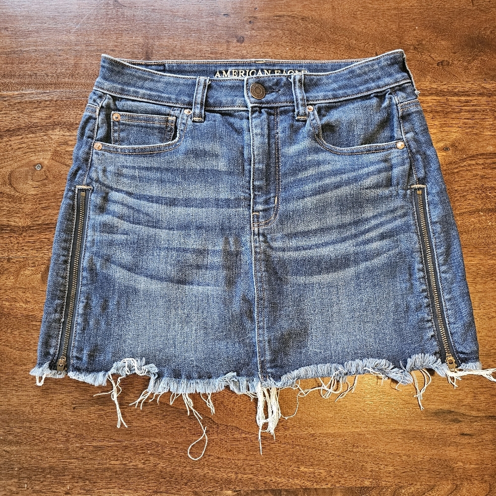 American Eagle Denim Skirt with Side Zippers Frayed Hem Size 6